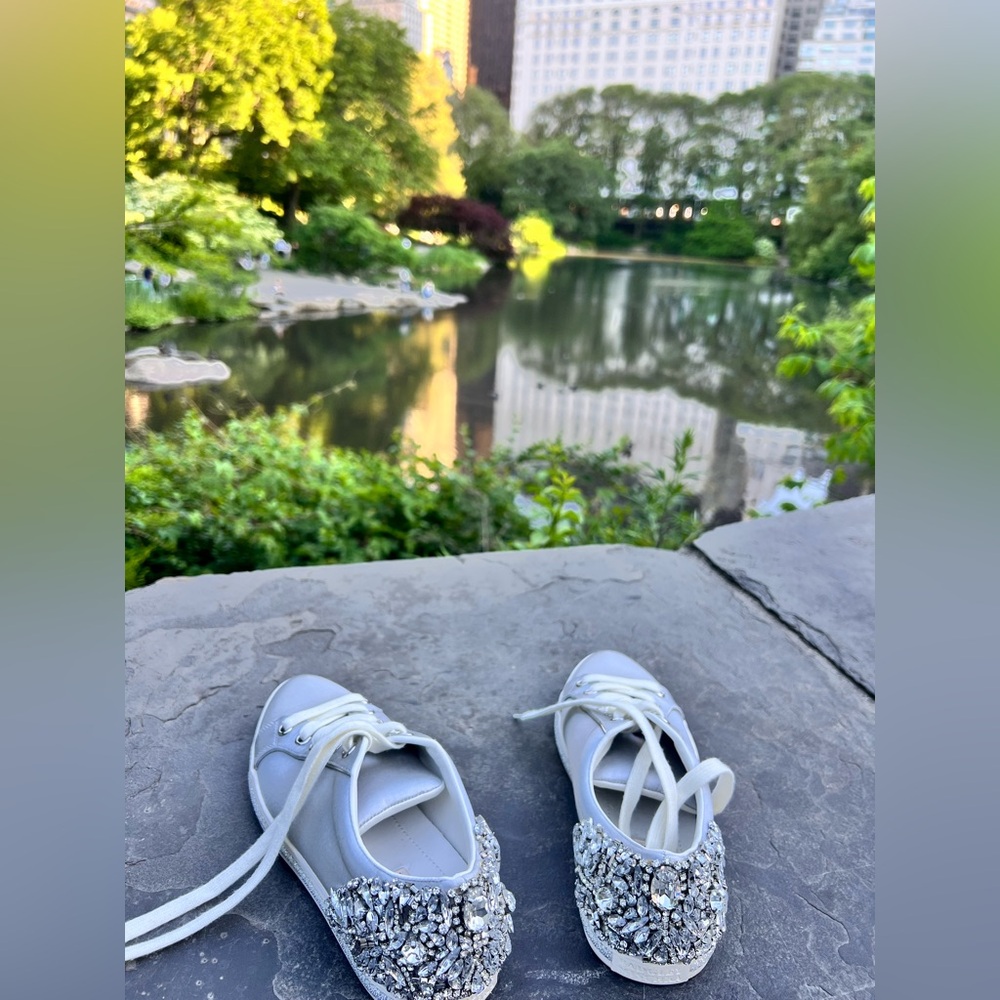 Badgley Mischka beautiful rhinestone shoes size 5 used great condition